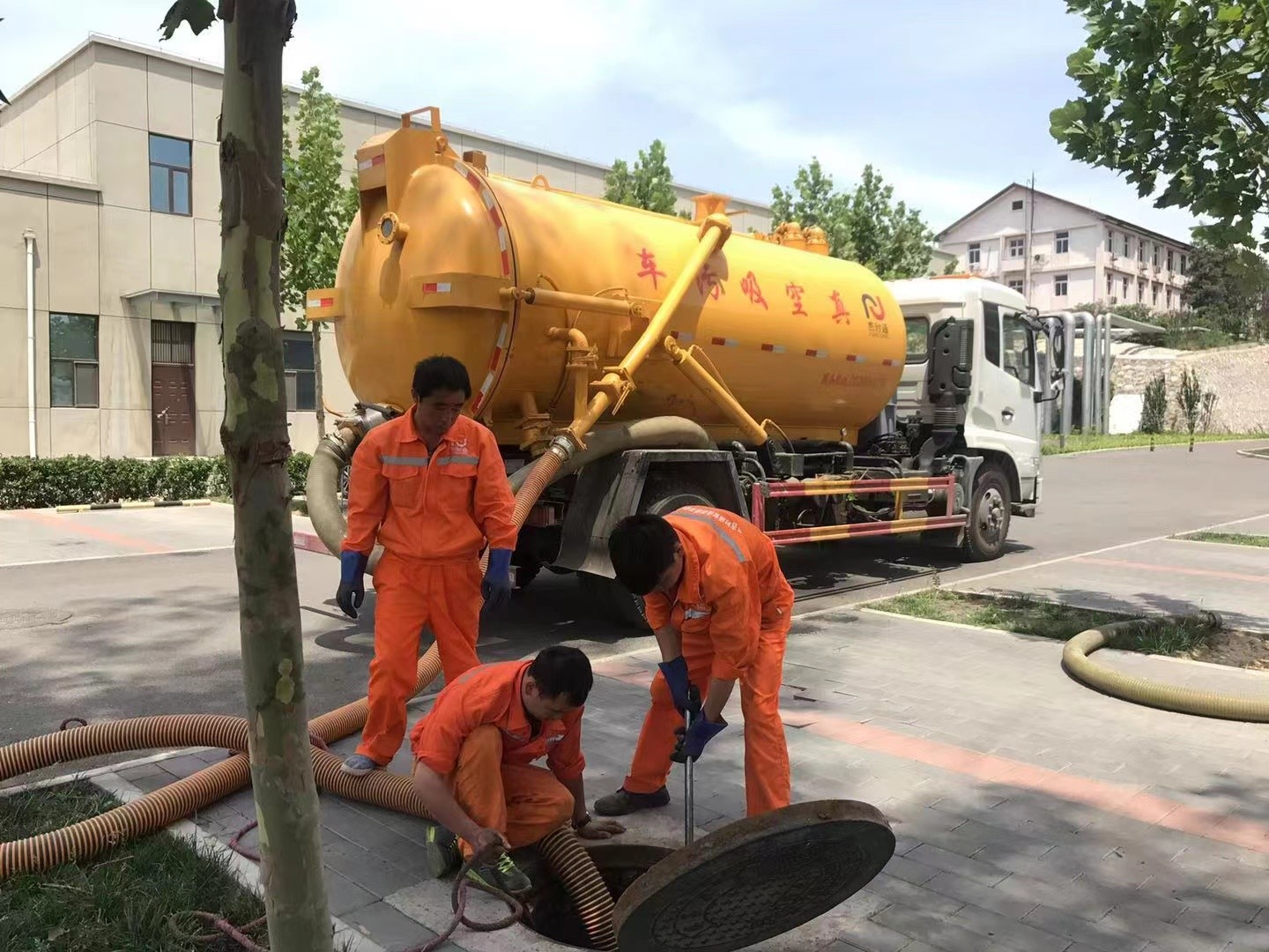 井陉矿区管道疏通车停在窨井附近