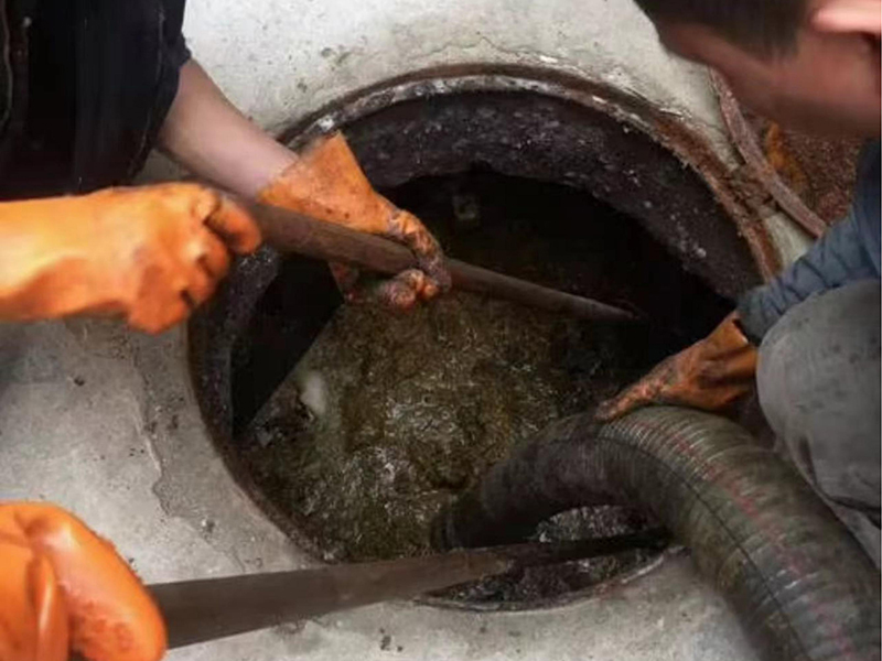 井陉矿区清理化粪池时如何避免沼气的危害？